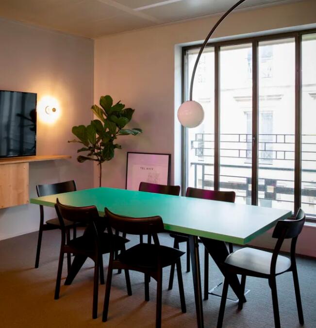 今天和大家分享的城阳办公室设计有色彩鲜艳而且设计感十足的工作空间